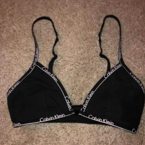  - Calvin Klein, äkta, spänna där fram. Oanvänd. Säljer för att den är för liten