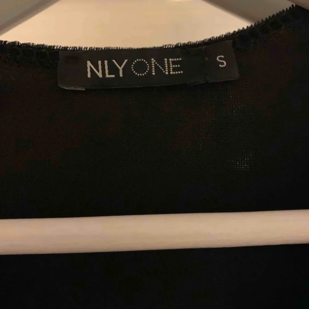 Super fin klänning från Nelly.com. Använd en gång så den är i nyskick. Säljer pågrund av att den är lite kort på mig:/ (jag är 168) frakten är inräknad i priset.. Klänningar.
