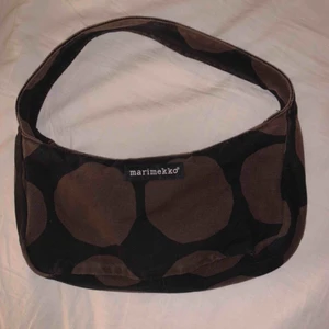  - Vintage Marimekkoväska!! I tyg med ett jättefint svart/brunt mönster🤎🖤. Man bär den antingen över ena axeln eller i hand. Priset inkluderar frakt!
