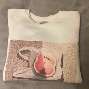 Collagetröja - Collagetröja med 🍉-tryck från Gestuz. Bara att höra av dig vid intresse/frågor/fler bilder💞