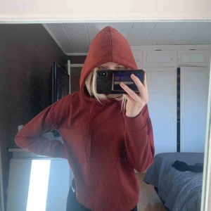  - Snygg vinröd/brun hoodie. Lite oversized för att vara strl xs. Mjuk på insidan. Köparen står för frakt.