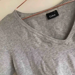  - En fin stickad långärmad tröja i en fin ljusgrå färg! S från Cubus  Köparen står för frakten📦💕