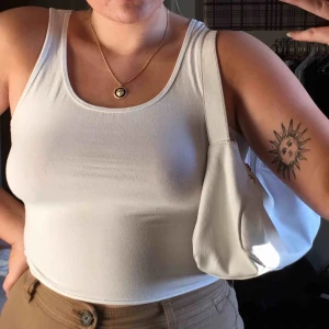  - Superfin axelväska köpt på secoundhand! Tyvärr har den fått lite färg i men är 99% säker på att det går att få bort med vatten & tvål, har bara inte orkat göra det själv🌟 Frakt på 50kr tillkommer❣️