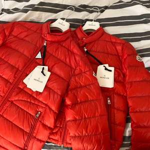 Moncler acorus jacka. Tunn, lätt, perfekt för vår/sommar. Äkta, finns kvitto.   Butikspris: 7499 Mitt pris: 6000kr