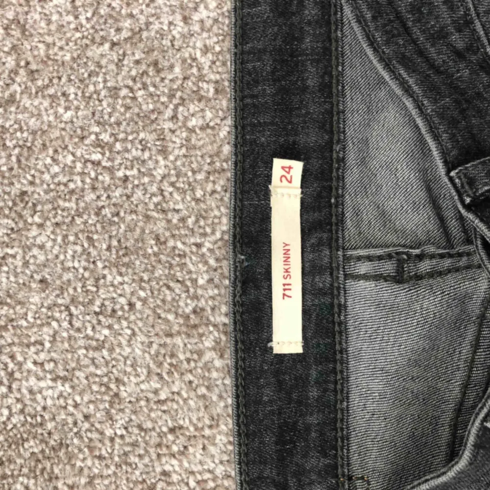 Ett par svarta skinny jeans från Levis i modellen 711 skinny. Storlek w24 och L30. Sparsamt använda så väldigt bra skick. . Jeans & Byxor.