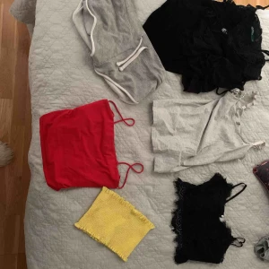  - Allt på bilden säljs tillsammans för 120kr,  allt på bilden kostar runt 300 tillsammans. i vänstra hörnet är de 3 linnen (om de ej syns) med spets. priset kan diskuteras, köparen står för frakt. annars möts jag upp i uppsala 