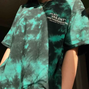  - 🖤💚 T-shirt från carlings. Den är i fint skick då den är använt fåtal gånger. Köparen står för frakten <3