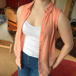  - Superfin skjorta köpt på Humana för några år sedan. Säljer den för att den inte kommer till användning. Perfekt nu till våren! Hör av er om ni har frågor mm!