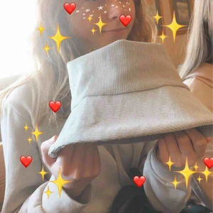  - Super snygg fiskehatt i Manchester tyg säljer eftersom jag aldrig använder den köpt i London i somras pris kan diskuteras 