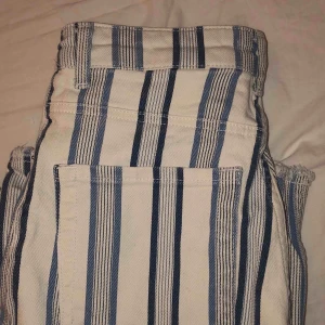  - Supersnygga jeans från hm Väldigt höga i midjan och fransiga i slutet av byxbenet🦋  