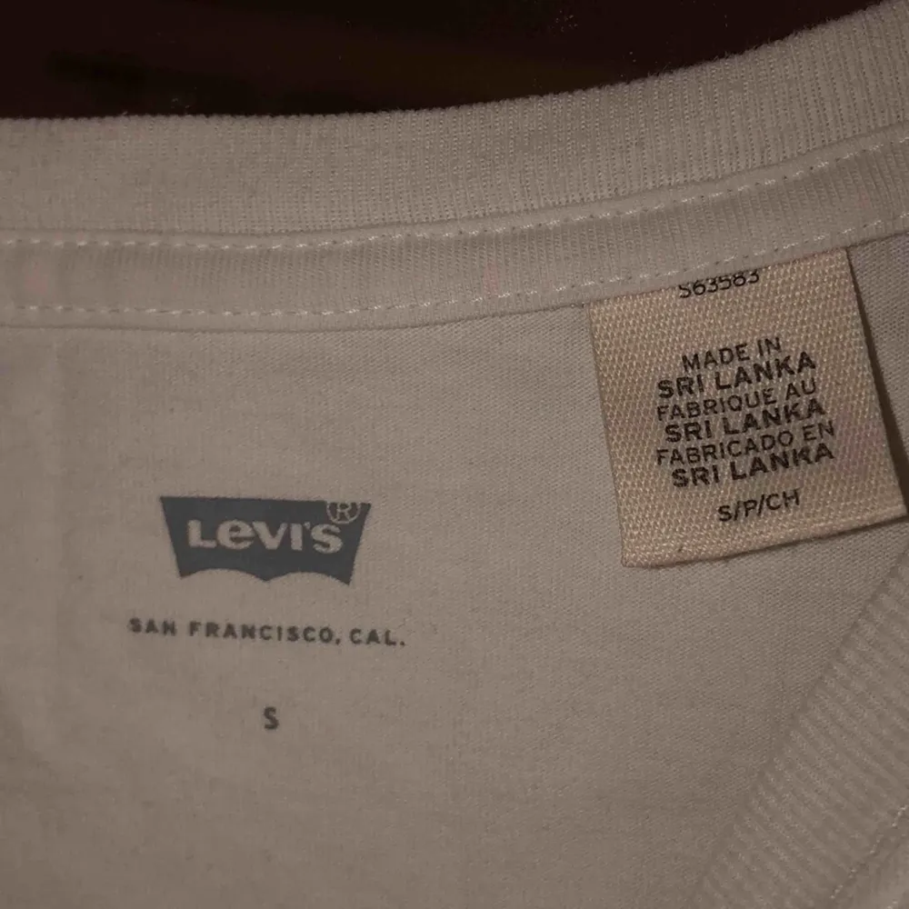 Pastell Levis t-shirt🤍  Sitter lite som weekday t-shirtsen dvs oversized Skitsnygg men kommer inte till användning tyvärr🤍. Skjortor.