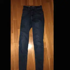 Snygga jeans från Levi’s i modellen Mile high superskinny! 