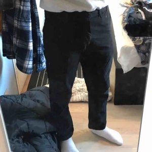  - Svarta carhartt johnson pant. Mycket bra skick för att vara använda! Har en något lös fit (se bild).  Köpare står för frakt :)