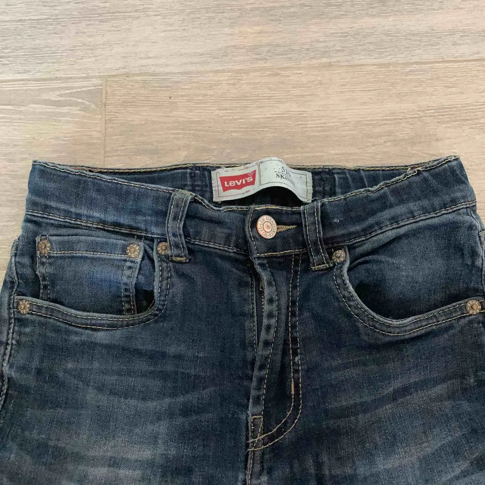 Säljer mina superfina Levis jeans då dom blivit för små! Modellen är 510 skinny. Det finns ett litet hål på knät men det går att fixa! . Jeans & Byxor.