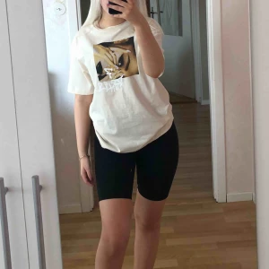  - Jättesnygg tröja med Ariana Grande. Aldrig använd så jättebra skick, den är Xs men oversized.  Frakt tillkommer!
