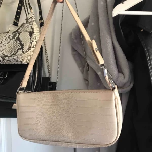  - Jättefin beige baguette väska från byanastasia.com Har ett fack med dragkedja och ett utan dragkedja inuti o ganska rymlig! Superfin verkligen