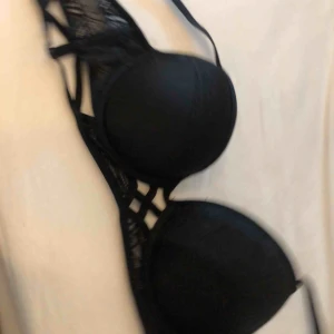  - fin svart bh från cubus med fina detaljer. bra skick, säljer för att den är för liten