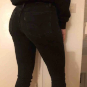  - Tighta svarta Levis jeans, bra skick