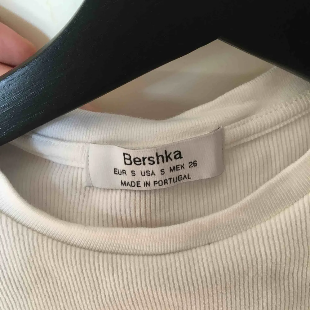 Tshirt från Bershka storlek S men skulle lika gärna kunna passa en i storlek M eller XS då den är mycket stretchiga. Sparsamt använd. Köper man fler plagg blir frakten billigare.Tröjan går till den med högst bud.. T-shirts.