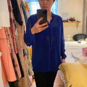  - Storlek xs men stor som M . Köpte för 800kr . Det är genomskinlig och jag kommer inte använda den för magen är inte så fint efter har fått barn. 