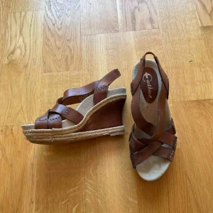  - Snygga skor med kilklack från Earthies. 