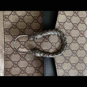 Fejk Gucci väska inköpt i Dubai, använd 1 gång. Köparen står för frakt, kan annars mötas upp i Solna eller sollentuna. 