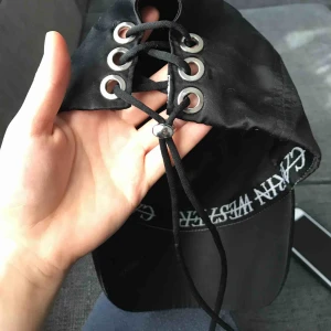  - Svart keps från Carin Wester med unik design på baksidan 🌷💘 köpt för 249 💓🌹💞