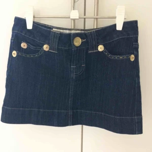  - Jeanskjol från Gina tricot med gulddetaljer och fickor! 