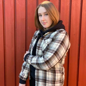  - En trendig skjorta som fungerar lika bra knäppt som öppen. Skjortan passar bra att ha som en tunnare jacka under både vår och sommar. 💘