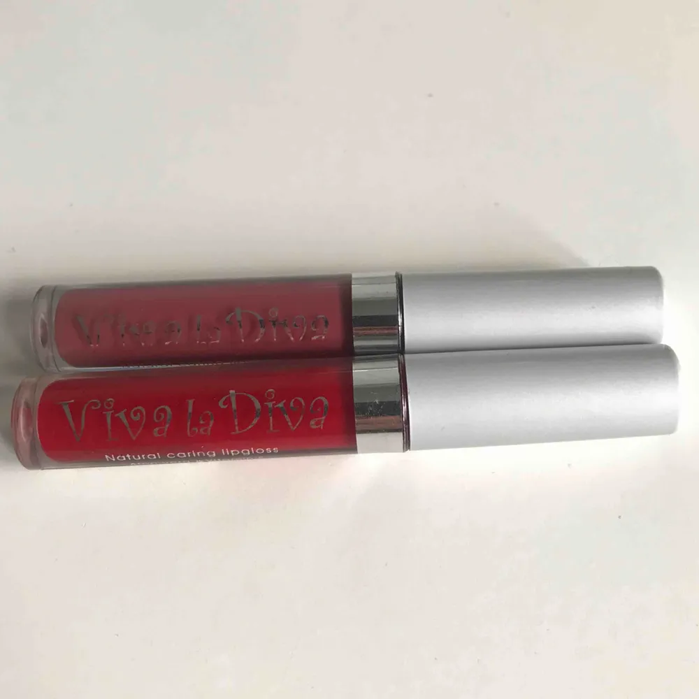 “Natural Caring Lipgloss” från Viva La Diva. ”Ruby Red” och ”Burgundy”. Båda är berikade med Aloe Vera och E-vitamin 35kr/st  båda för 50 + frakt (ca 11kr) Möts upp i Göteborg🥰. Accessoarer.