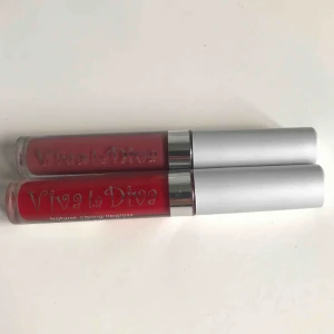  - “Natural Caring Lipgloss” från Viva La Diva. ”Ruby Red” och ”Burgundy”. Båda är berikade med Aloe Vera och E-vitamin 35kr/st  båda för 50 + frakt (ca 11kr) Möts upp i Göteborg🥰