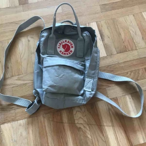  - Liten ryggsäck från fjällräven kånken. Sliten på insidan