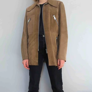  - Snygg vintage mockajacka, 70-tals vibe! Fungerar på både mig och min kille (se bilder). Köpare betalar frakten, annars kan vi mötas i Stockholm, 