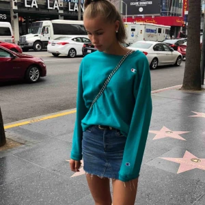  - Champion sweatshirt i en fett najs färg, skulle mer säga att den är som en M i storleken dock!  I super skick!  💖 Jag är 181 cm lång  Frakt tillkommer 💖 