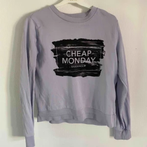  - As snygg CHEAP MONDAY tröja, älskar tröjan men inte min färg😊