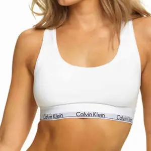 En calvin klein topp inte använd mycke, har inte haft den länge. Skön att sova i och bara ha så under en tröja! (Ser väldigt skrynklig ut på bilden bara)