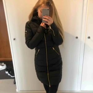  - Rock and blue jacka i lång modell, storlek 32. Rökfritt och väldigt gott skick. 1500kr eller bud 