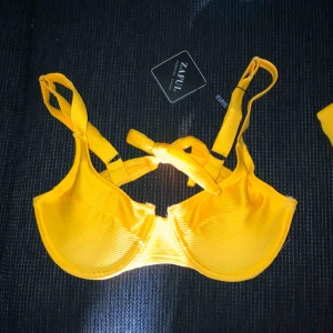  - Sååå fin bikini från Zaful som tyvärr var för liten för mig, storlek M men skulle säga att den passar en S eller liten M i bysten💛 Endast testad och inga fel på den annars, hör av er<3  (priset är exklusive frakt, köpare står för den)