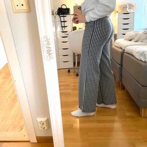  - Skitsnygga byxor från Nelly, på bild 2 ser man mönstret bättre. De är i nyskick! Vid frakt tillkommer 60 kr☺️