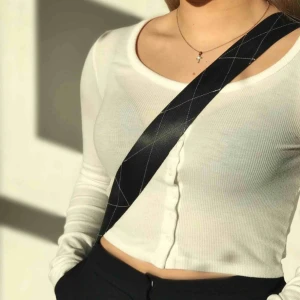  - Vi erbjuder stilrena väskband gjorda av återvunna bilbälten.⚡️ Två storlekar tillgängliga 100-110 cm.   FRAKT INGÅR!! ✨Kontakta oss på instagram @strappedUF!! 