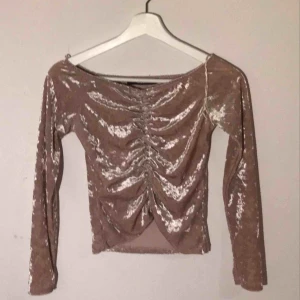  - Jättefin ljusrosa tröja i melerad sammet! Använder tyvärr inte lika mycket längre, passar perfekt till en XS/S. Frakt ingår ej i pris!✨✨