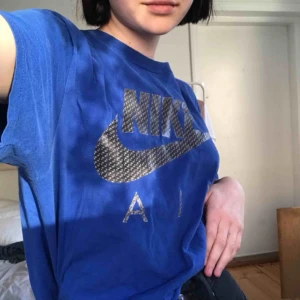  - Mike tshirt köpt på humana, klippt så den är ”kort” ish men väldigt skön. Frakt tillkommer, betalning sker via swish💕 bara att skicka ett meddelande vid frågor/om du vill ha fler bilder mm🥳 går alltid att pruta 