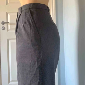  - Raka kostymbyxor, säljer pga för stora. Frakt tillkommer, kan mötas upp i Göteborg. Ps. Lavar att stryka dem innan frakt. Ds.