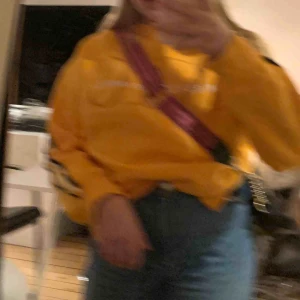  - en jättefin gul tjocktröja med tryck ifrån Zara  helt ny använt högst 1 gång ( som ny ) 💕
