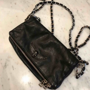 Zadig väska - Säljer min fina och unika Zadig & Voltaire väska, köpt på Natalie Schuterman i Stockholm! Tyvärr har den kommit till alldeles för lite användning därav säljer jag den nu!