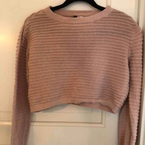  - En rosa långärmad och kort tröja sällan använd och frakt tillkommer