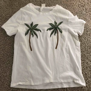 T-shirt  - Tröja med två palmer från H&M