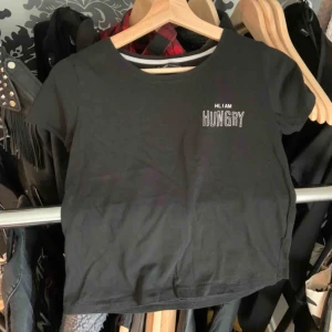  - Svart T-shirt i storlek XS, okänd märke