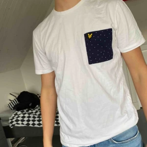  - Sprillans ny t-shirt från Lyle & scott. Aldrig använd och därmed i nyskick. Nypris:ca 450kr  Jag säljer för 150 inklusive frakt.