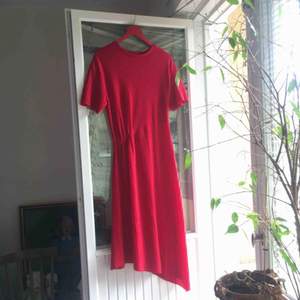 Asymmetrisk röd klänning från Zara. Storlek L men passar M bra. Frakt tillkommer. 
